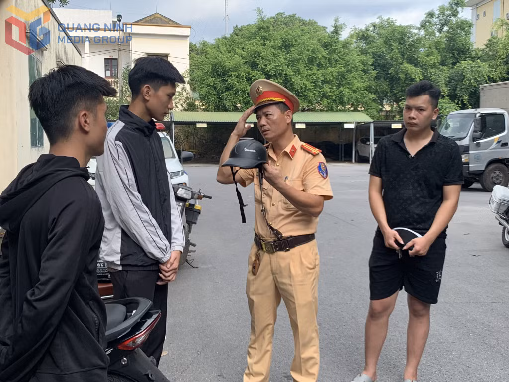 Việc tuyên truyền, nhắc nhở ngay tại địa điểm xử lý vi phạm của lực lượng CSGT đã góp phần nâng cao ý thức tham gia giao thông đối với người điều khiển phương tiện.