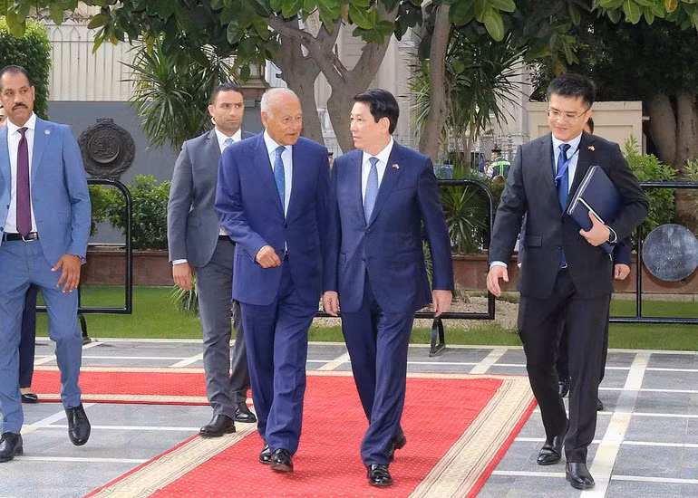 Tổng thư ký Liên đoàn Arab đón Chủ tịch nước Lương Cường. (Ảnh: XUÂN KỲ)