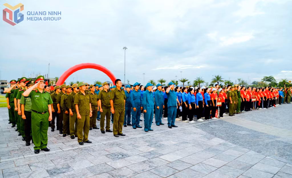 Tại Quảng trường Trung tâm Đông Triều, 1.000 người từ các phường: Đông Triều, Mạo Khê, Hoàng Quế, An Sinh và Bình Khê... hoà nhịp cùng sự kiện.