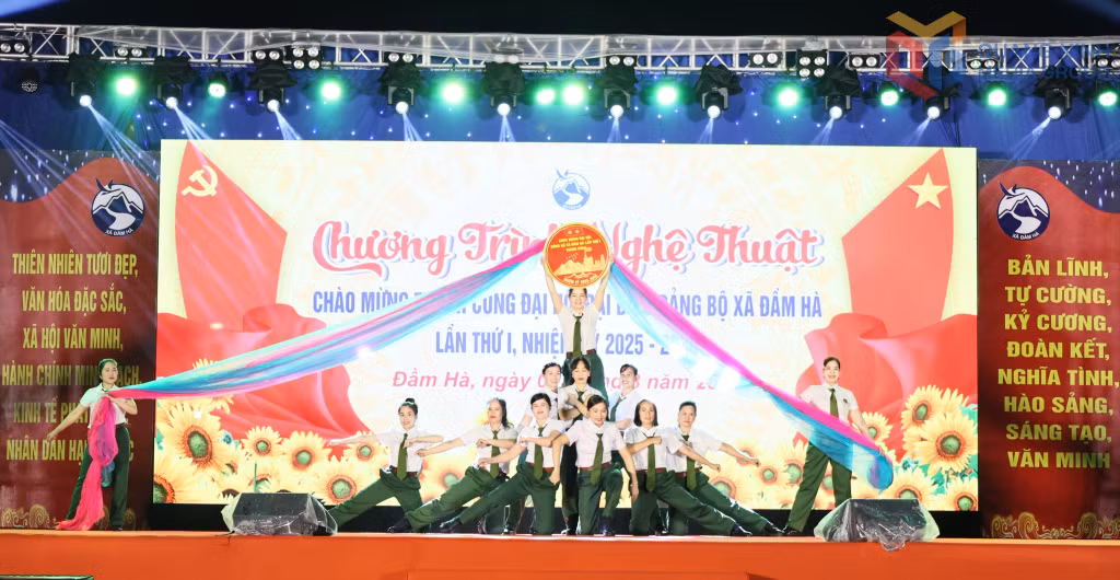 Chương trình nghệ thuật được dàn dựng công phu với các tiết mục ca múa đặc sắc
