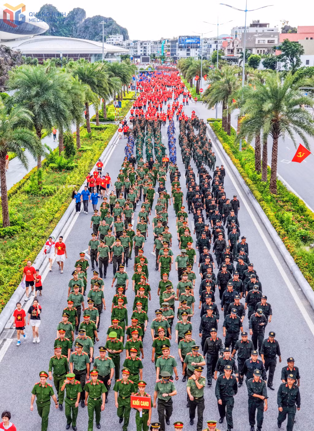 Đông đảo cán bộ, chiến sỹ Khối CAND hưởng ứng hoạt động đi bộ.