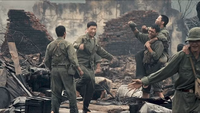 Một cảnh trong phim "Mưa đỏ". Ảnh: Nhà sản xuất cung cấp