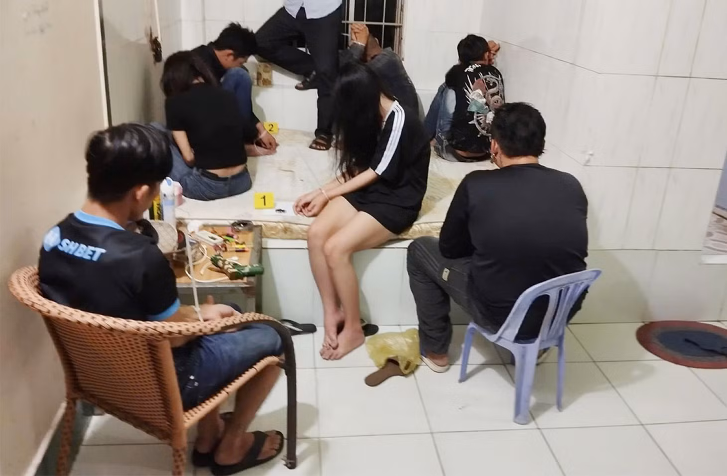 Nhóm đối tượng 11 nam, nữ bị bắt quả tang tổ chức và sử dụng trái phép chất ma túy. Ảnh: Vũ Tiến