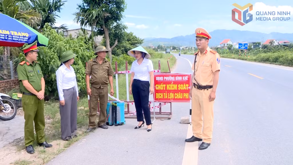 Đồng chí Chi cục trưởng Chi cục Chăn nuôi & Thú y tỉnh Quảng Ninh kiểm tra tại phường Bình Khê.