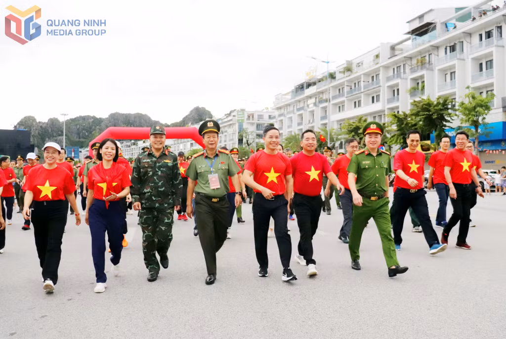 Ngay sau lễ khai mạc, đồng chí Phạm Đức Ấn, Phó Bí thư Tỉnh ủy, Chủ tịch UBND tỉnh cùng các đại biểu xuống đường hòa cùng người dân tham gia sự kiện.