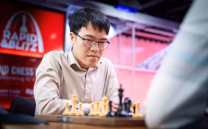 Quang Liêm đã có một ngày thi đấu bùng nổ khi đánh bại Vua cờ Gukesh - Ảnh: Chess.com
