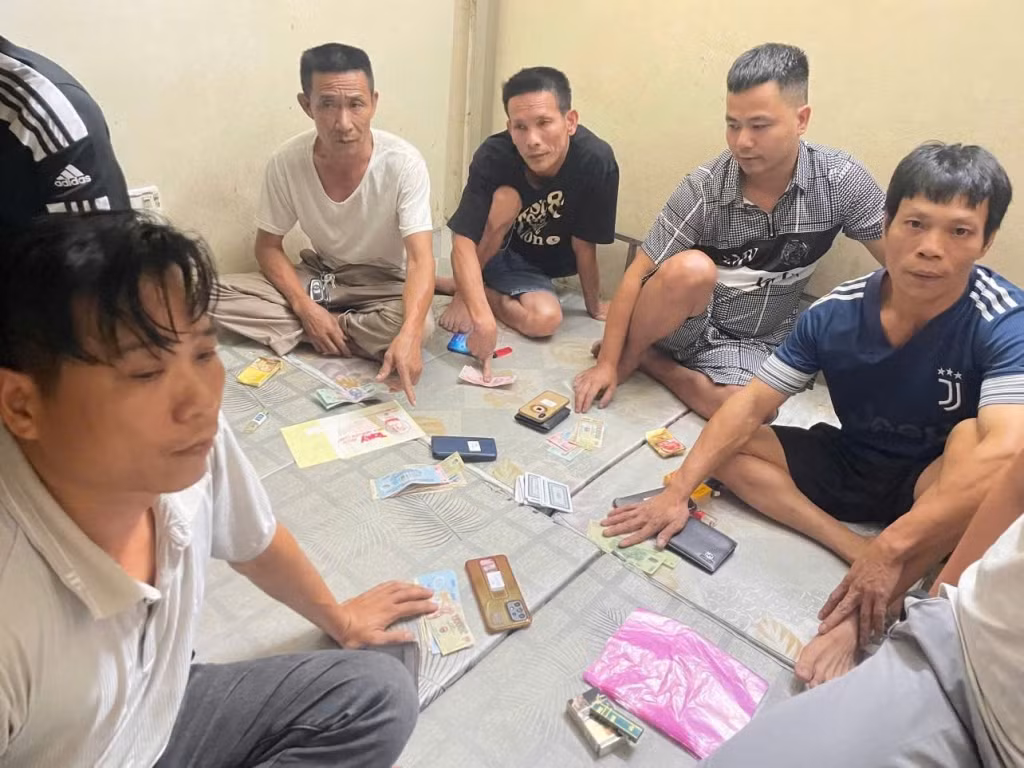 Các đối tượng trong vụ đánh bạc tại khuôn viên một cây xăng thuộc khu Cát Thành (phường Đông Mai, tỉnh Quảng Ninh).