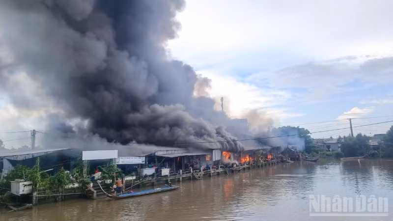 Hiện trường vụ cháy chợ Thanh Tùng vào thời điểm lửa mới bắt đầu khởi phát vào cuối giờ sáng 22/8.
