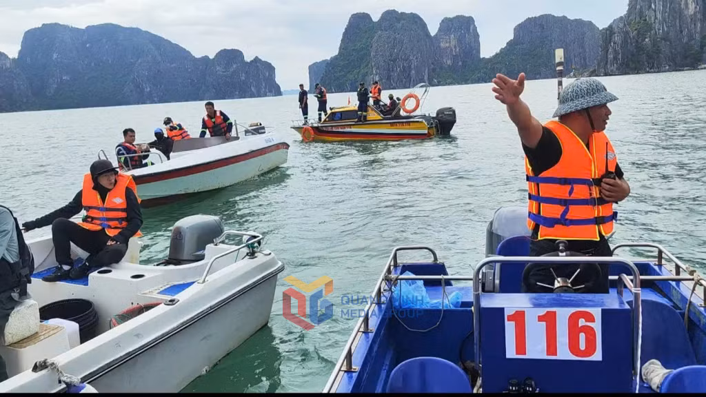 Đội cứu hộ, cứu nạn 116 tham gia tìm kiếm trên Vịnh Hạ Long. (Ảnh: Đội cứu hộ, cứu nạn 116 cung cấp)