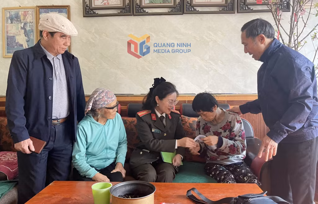 Cựu chiến binh Nguyễn Thanh Thỏa (bên phải) Chủ tịch Hội Nạn nhân chất độc da cam/dioxin phường Bãi Cháy cùng đại diện Công an TP Hạ Long trao tặng quà cho nạn nhân da cam Bùi Thị Thủy (khu 3, phường Bãi Cháy) tháng 1/2025.