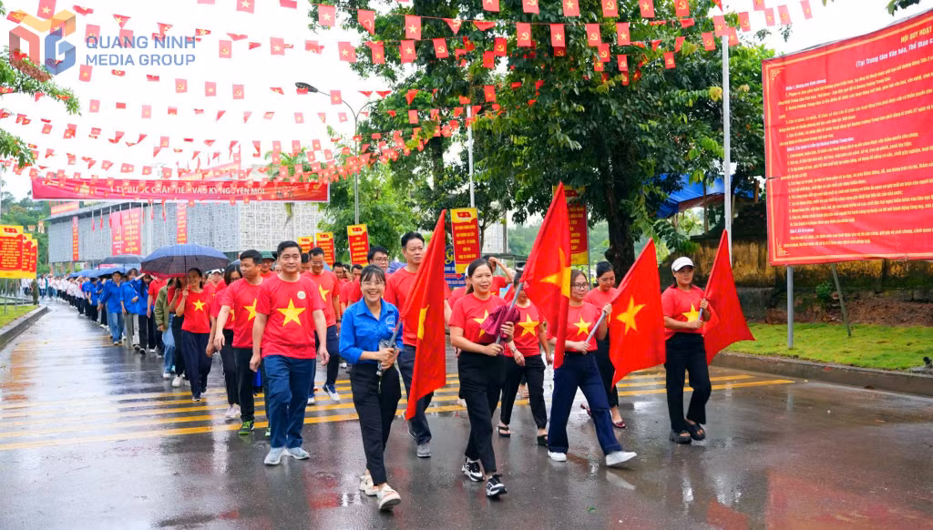Đông đảo người dân các xã Tiên Yên, Đông Ngũ, Hải Lạng... tập trung từ sớm tham gia sự kiện.