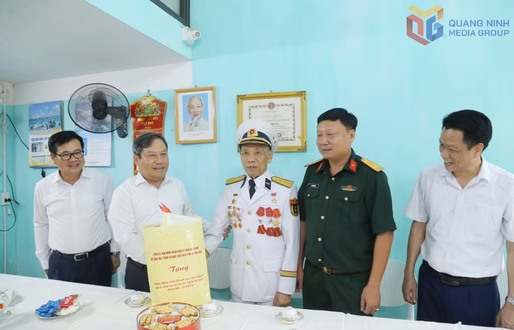 Đồng chí Vũ Đại Thắng, Ủy viên Trung ương Đảng, Bí thư Tỉnh ủy, Trưởng Đoàn ĐBQH tỉnh thăm, tặng quà Anh hùng LLVT nhân dân Nguyễn Văn Phả ở phường Hạ Long.