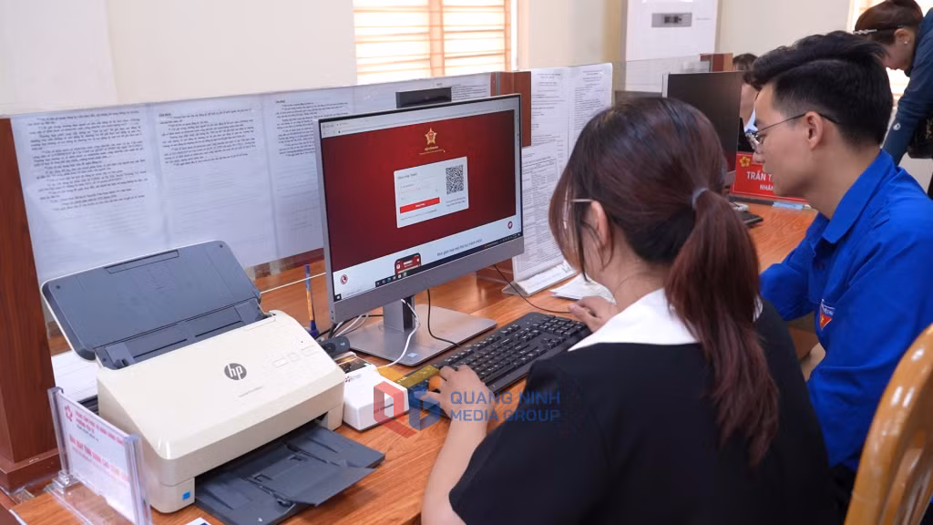 Đoàn viên, thanh niên phường Yên Tử hướng dẫn công dân thực hiện số hóa hồ sơ vào ví giấy tờ điện tử của cá nhân.