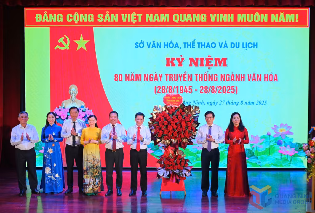 Lãnh đạo tỉnh tặng hoa chúc mừng 80 năm Ngày truyền thống ngành văn hóa.