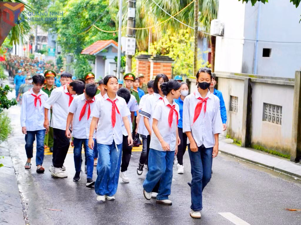 Học sinh các địa phương nhiệt tình tham gia đi bộ trên các tuyến đường trung tâm xã Tiên Yên sau lễ phát động.