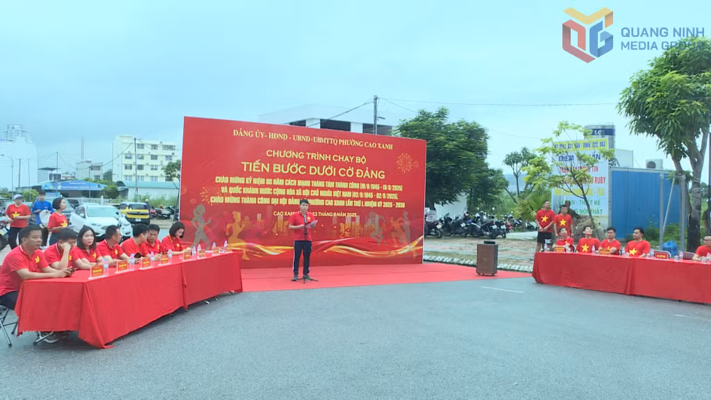 Quang cảnh khai mạc chương trình.