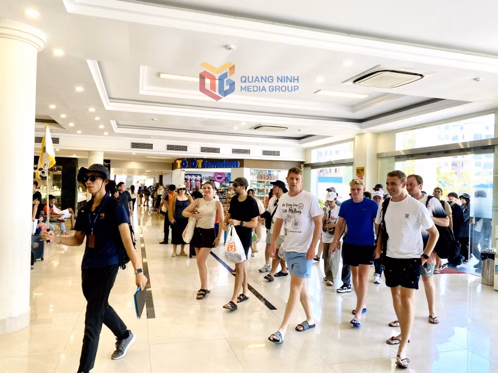 Khách du lịch quốc tế tham quan Vịnh Hạ Long.