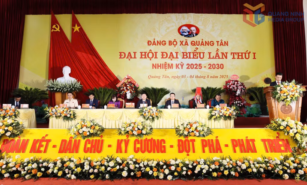 Đoàn Chủ tịch Đại hội Đại biểu Đảng bộ xã Quảng Tân lần thứ I.