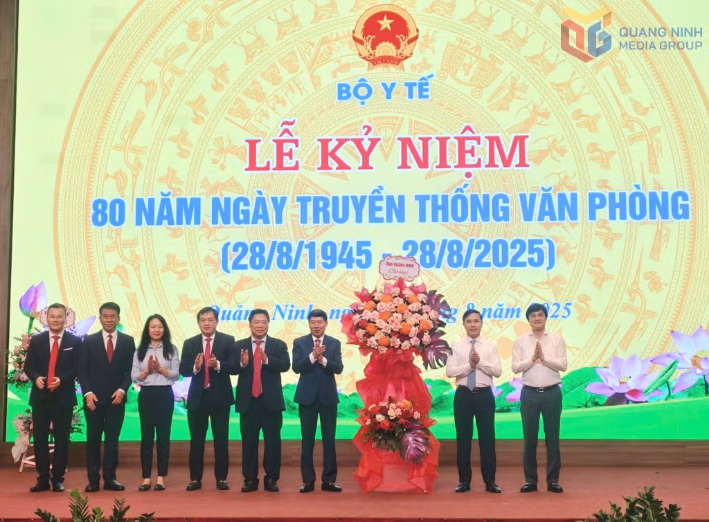 Lãnh đạo tỉnh Quảng Ninh tặng hoa chúc mừng Văn phòng Bộ Y tế.