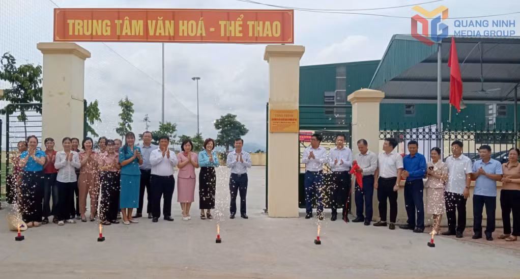 Các đại biểu và nhân dân gắn biển công trình Trung tâm Văn hóa- Thể thao phường Hiệp Hòa.