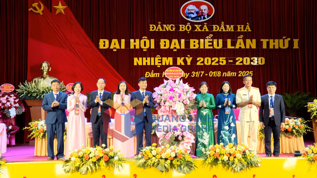 Đồng chí Nguyễn Thị Thu Hà, Phó trưởng Đoàn ĐBQH tỉnh, tặng hoa chúc mừng Đại hội (8-2025). Ảnh: Thu Phương