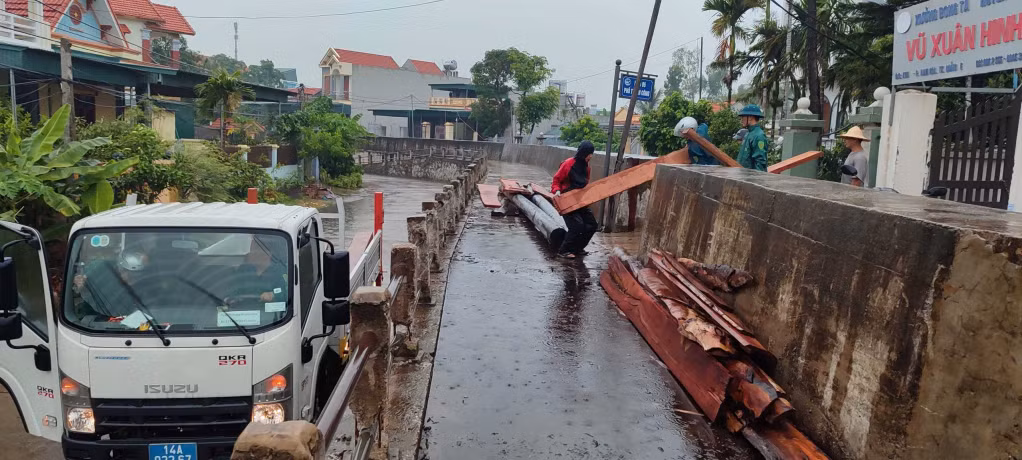Phường Phong Cốc tổ chức các đợt tổng vệ sinh toàn phường để nhanh chóng ổn định tình hình đời sống, sinh hoạt cho nhân dân.