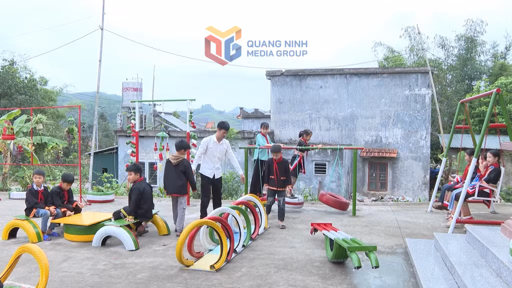Sân chơi cho thiếu nhi từ vật liệu tái chế tại nhà văn hóa bản Tài Lý Sáy (xã Quảng Tân).