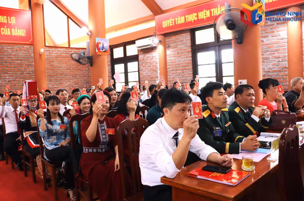 Các đại biểu biểu quyết thông qua Nghị quyết đại hội.