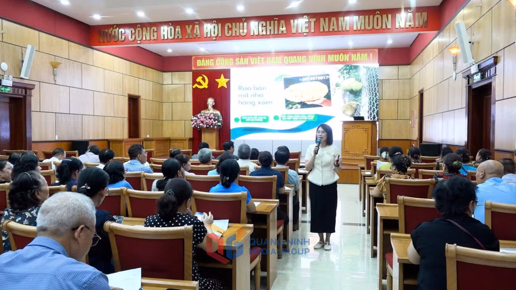 Báo cáo viên pháp luật tỉnh truyền đạt nội dung chuyên đề tại buổi hòa giải ở cơ sở phường Cẩm Phả.