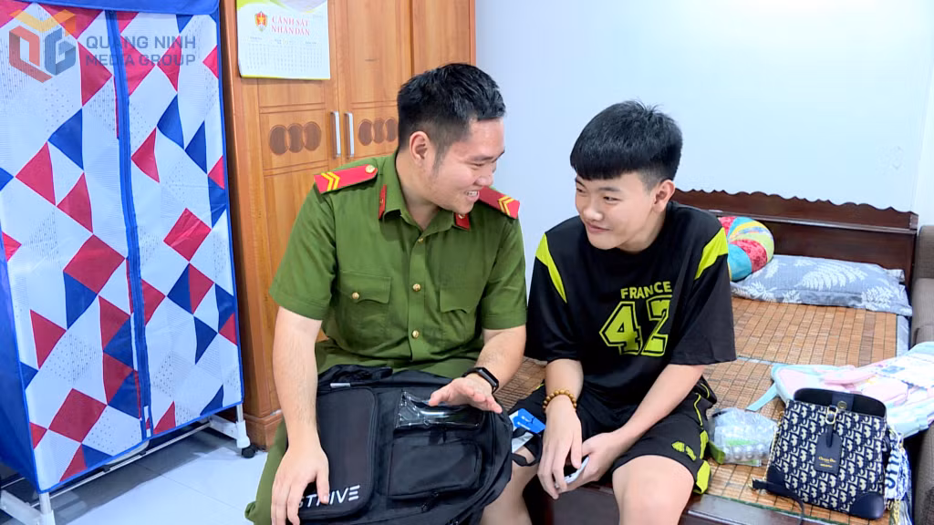 Em Nguyễn Văn Minh chia sẻ việc học hành với anh đỡ đầu là chiến sỹ Trại tạm giam Công an tỉnh. 