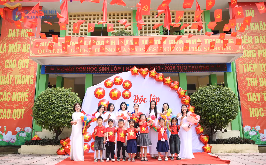 Cô và trò Trường Tiểu học Quang Trung (phường Uông Bí) chào đón năm học mới với khí thế rộn ràng và quyết tâm đạt nhiều thành tích.