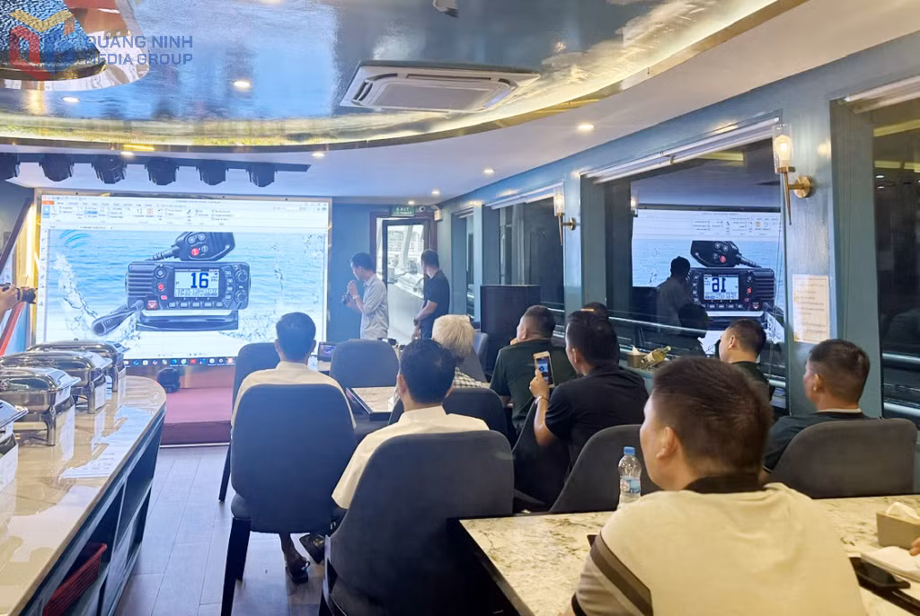 Kỹ thuật viên Đài Thông tin Duyên hải Hòn Gai giới thiệu về máy thu phát VHF. Ảnh: Cao Quỳnh