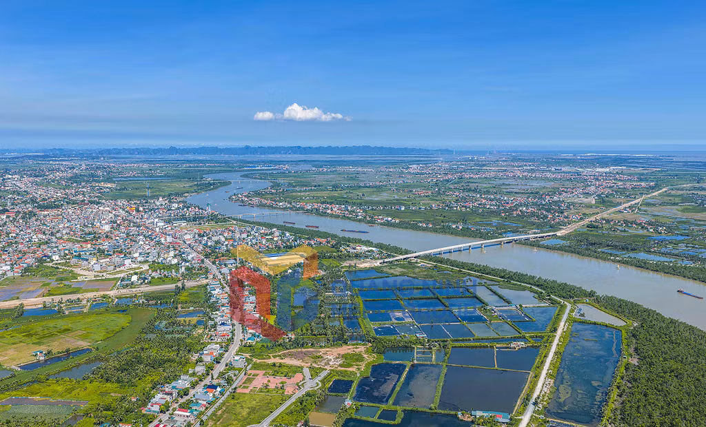 Toàn cảnh đảo Hà Nam nhìn từ trên cao với những mái nhà, thửa ruộng trù phú và thanh bình (8-2025). Ảnh: Đỗ Giang