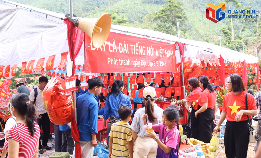 Chương trình thu hút đông đảo người dân và du khách tham gia.