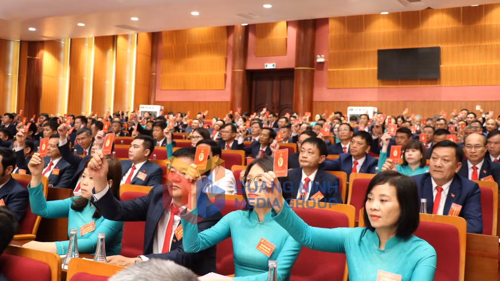 Đại hội biểu quyết thông qua Nghị quyết Đại hội (8-2025). Ảnh: Phạm Tăng