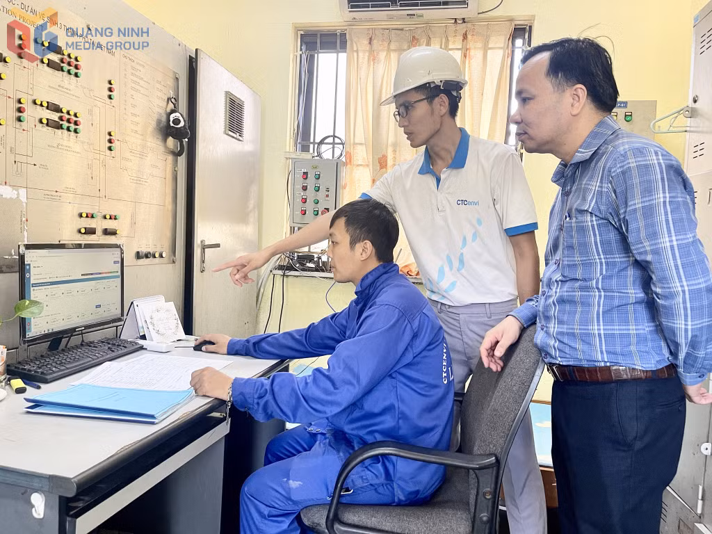 Cán bộ nhà máy xử lý nước thải Hà Khánh theo dõi tiêu chuẩn của nước thải sau xử lý.