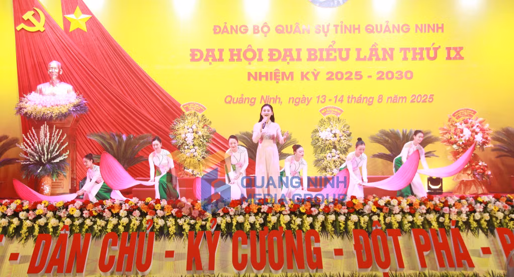 Chương trình văn nghệ chào mừng Đại hội đại biểu Đảng bộ Quân sự tỉnh lần thứ IX nhiệm kỳ 2025–2030 (8-2025). Ảnh: Đỗ Giang