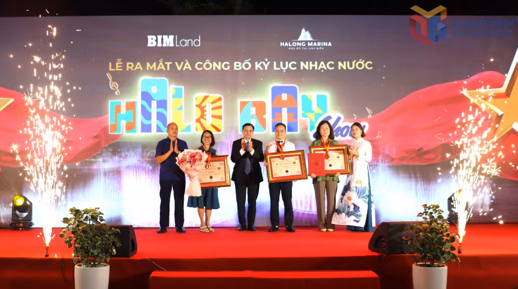 Đại diện Tổ chức Kỷ lục Việt Nam công bố và trao chứng nhận 3 kỷ lục Việt Nam cho tập đoàn BIM.: 
