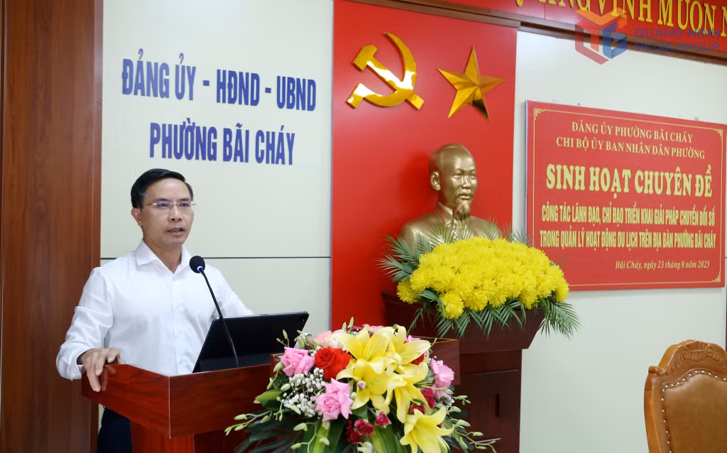 Đồng chí Phạm Đức Ấn, Phó Bí thư Tỉnh ủy, Chủ tịch UBND tỉnh phát biểu chỉ đạo tại buổi sinh hoạt chi bộ.