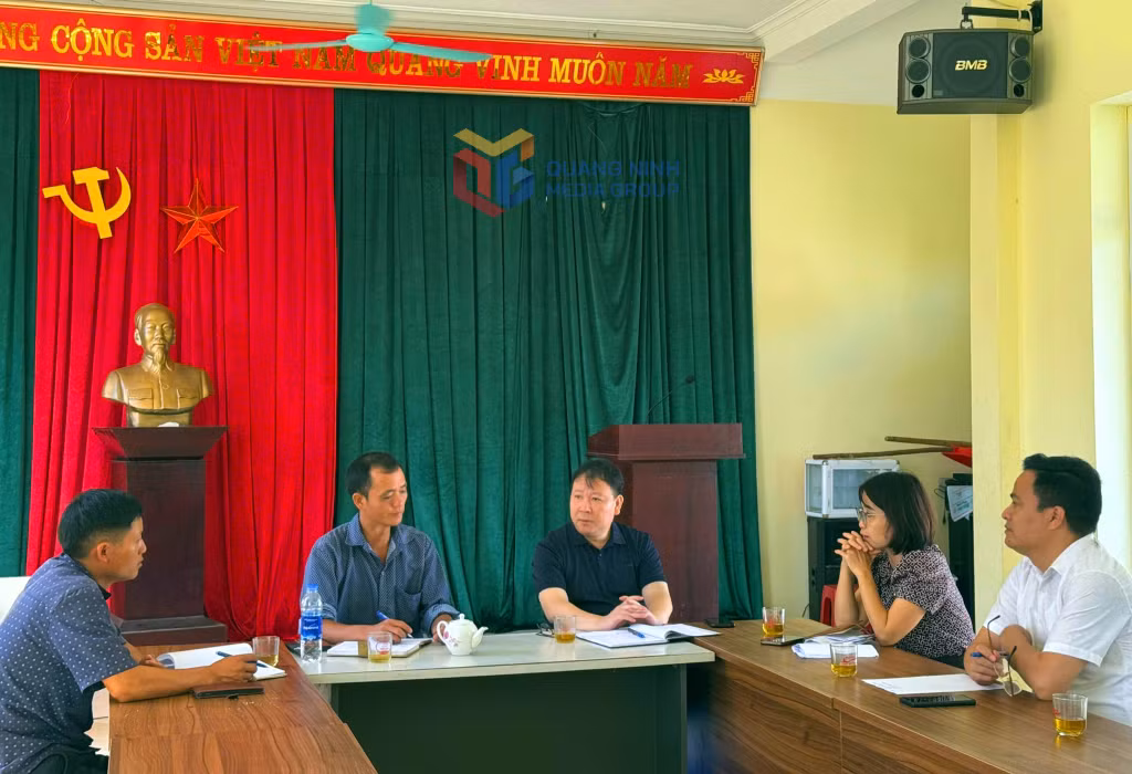 Lãnh đạo địa phương thường xuyên xuống cơ sở làm việc, thăm hỏi, nắm băt tâm tư nguyện vọng của người dân ở thôn Ngàn Vàng trên và nhiều thôn bản khác trong xã.