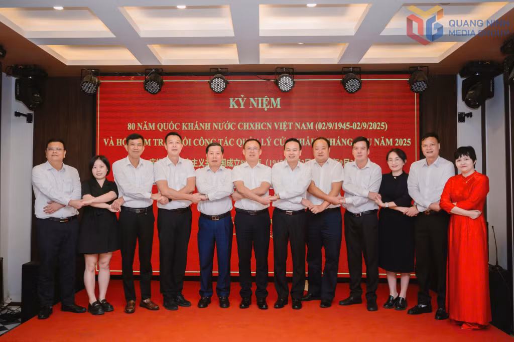 Hai bên chụp ảnh lưu niệm
