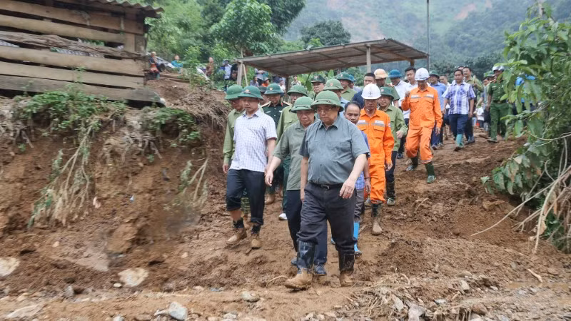 Chiều ngày 3/8, Thủ tướng Phạm Minh Chính và đoàn công tác đã tới hiện trường, thăm hỏi, động viên người dân chịu ảnh hưởng, thiệt hại nặng nề do mưa lũ, sạt lở đất tại xã Na Son, xã Tìa Dình, xã Xa Dung của tỉnh Điện Biên. (Ảnh: Chinhphu.vn)