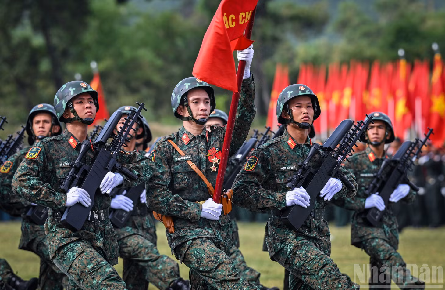 Thượng úy Lê Hoàng Hiệp (người cầm cờ) tham gia diễu binh, diễu hành.