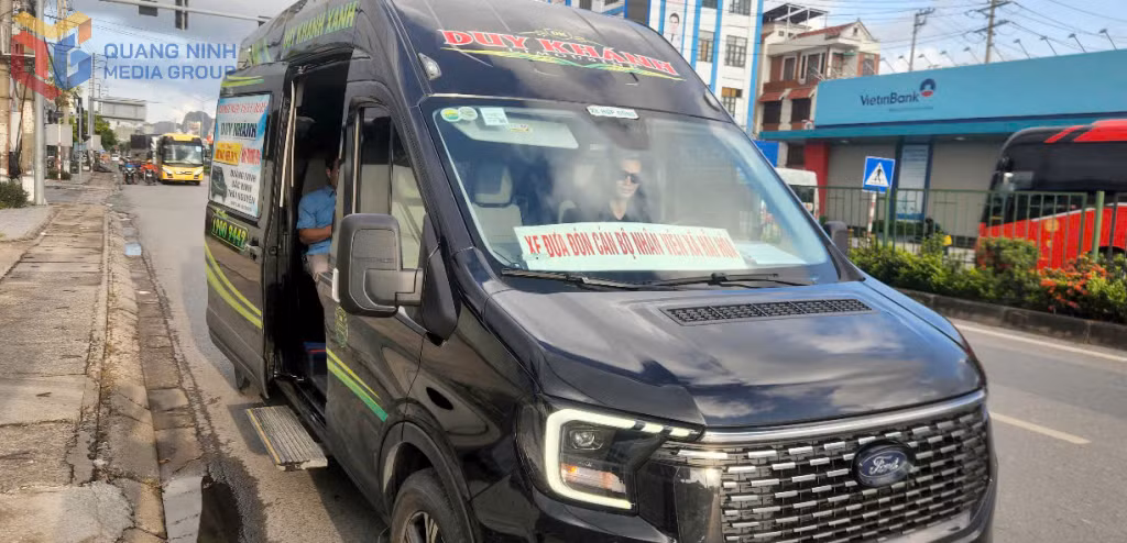 Xe đưa đón cán bộ phường Hải Hòa đến nơi làm việc.