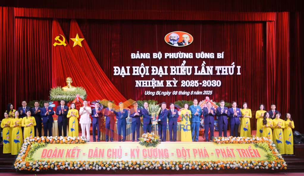Đồng chí Nguyễn Đức Thành, Chủ nhiệm Ủy ban Kiểm tra Tỉnh ủy tặng hoa chúc mừng Ban Chấp hành Đảng bộ phường Uông Bí, nhiệm kỳ 2025-2030 (8-2025). Ảnh: Nguyễn Thanh