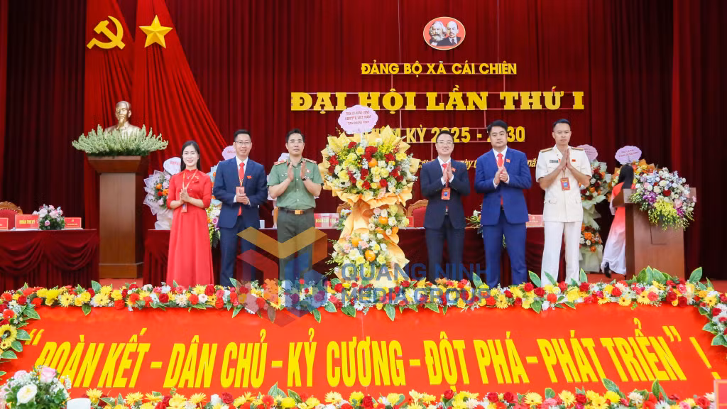 Thiếu tướng Trần Văn Phúc, Uỷ viên BTV Tỉnh uỷ, Giám đốc Công an tỉnh tặng hoa chúc mừng Đại hội (5-2025). Ảnh: Hữu Việt