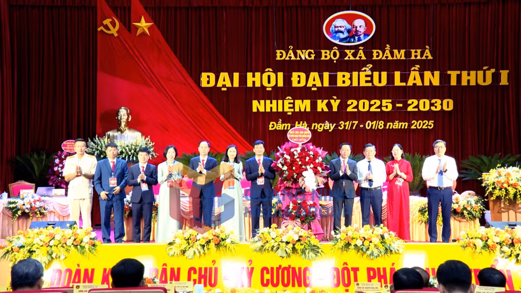 Đồng chí Lê Văn Ánh, Phó Chủ tịch UBND tỉnh, tặng hoa chúc mừng Đại hội (8-2025). Ảnh: Thu Phương