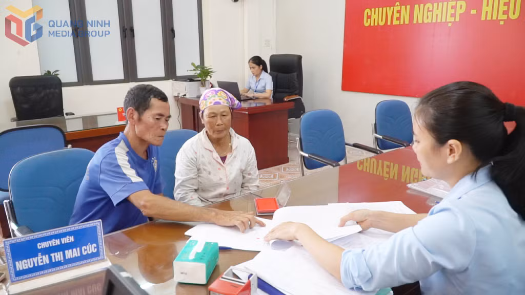 Cán bộ Trung tâm Hành chính công xã Vĩnh Thực giải quyết thủ tục hành chính cho người dân.