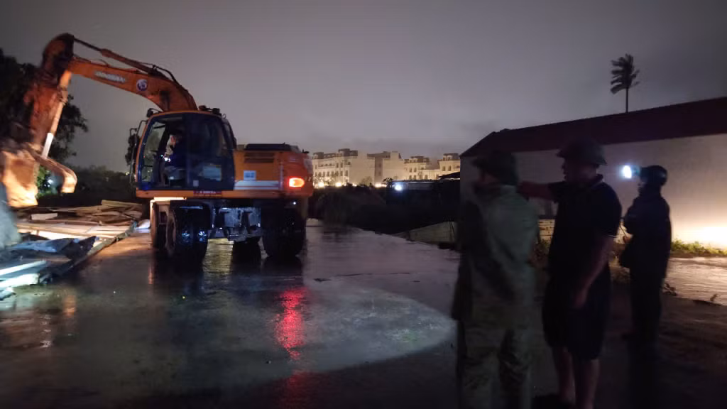 Với sự chủ động của chính quyền và tinh thần đoàn kết, trách nhiệm của nhân dân, phường Móng Cái 1 đang nỗ lực hết sức để giảm thiểu tối đa thiệt hại do bão WIPHA gây ra. Ảnh: CTV