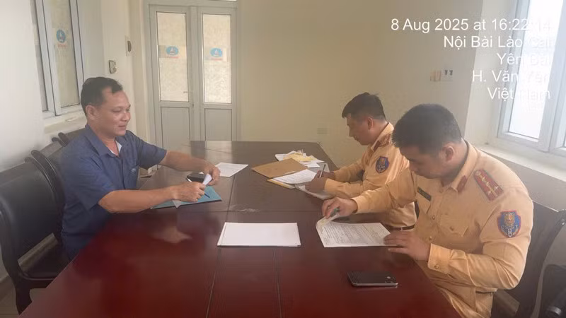 CSGT làm việc với tài xế đi ngược chiều trên cao tốc Nội Bài - Lào Cai. Ảnh: Công an cung cấp